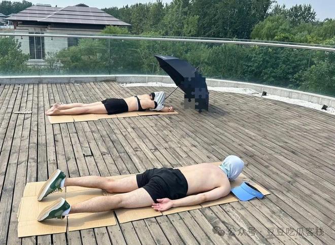 女子趴小区地上晒背被车压过,这些安全常识你得知道 女子趴小区地上晒背被车压过,这些安全常识你得知道